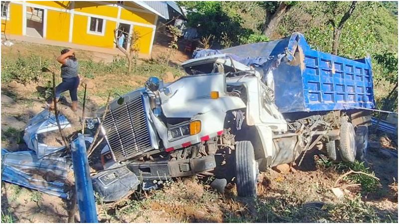 Así quedó el vehículo pesado tras accidentarse. Foto / Cortesía PNC