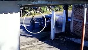 Las autoridades señalan que el detenido conducía el carro de la víctima. Foto: X/@VI11ATORO