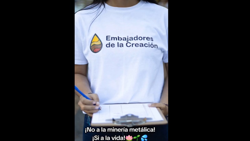 Con camisetas con mensaje de 