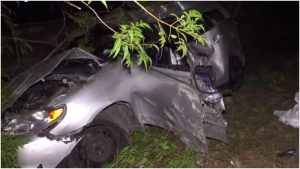 Así quedó el auto en que viajaba la víctima sobre la carretera de Oro. Foto / Cortesía
