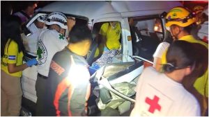 Rescatan a mujer que quedó atrapada en panelito tras choque en Guazapa