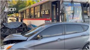 Un bus de la 101D chocó con varios carros en la colonia Escalón