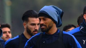 ramin rezaeian multa mujer abrazo iran futbol