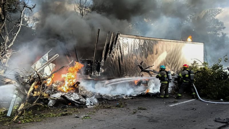 Bomberos controlan el incendio del vehículo pesado. Foto: Cuerpo de Bomberos de El Salvador