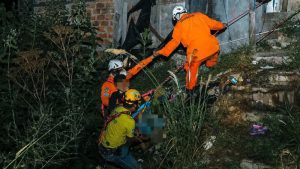 Momento en que joven es sacado del barranco de unos 25 metros. Foto / Comandos de Salvamento