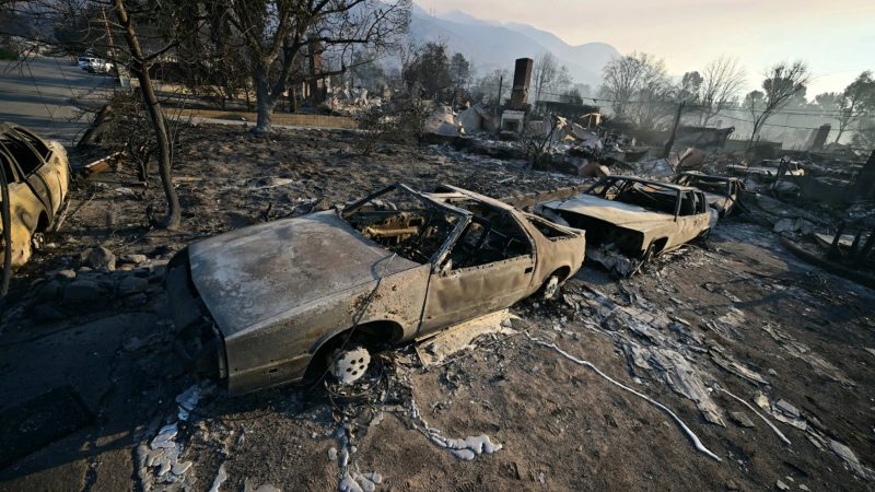 vehiculos quemados incendio los angeles altadena california