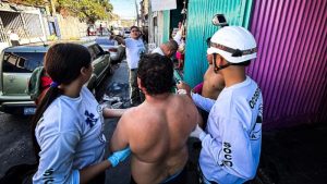 Uno de los 13 vendedores afectados por el gas siendo asistido por socorristas. Foto: Cruz Verde Salvadoreña