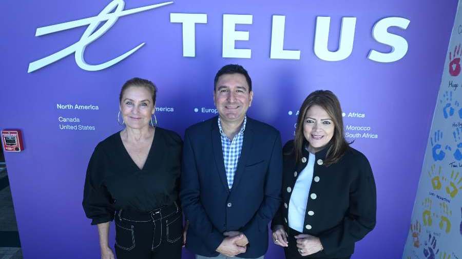 De izquierda a derecha:   Celina Sol, presidenta del Comité de Inversiones de TELUS Digital El Salvador; José Calderón, vicepresidente de TELUS Digital El Salvador; y Maria Eugenia de Monterrosa, directora ejecutiva de la Liga Contra el Cáncer. Foto EDH/ Francisco Rubio