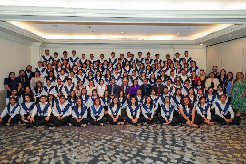 108 Jóvenes graduados de la primera fase del programa Oportunidades de la Fundación Kriete en San Salvador. / 