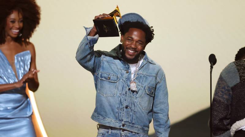 Lamar celebrando su triunfo en la categoría de mejor grabación del año. Foto: AFP / 