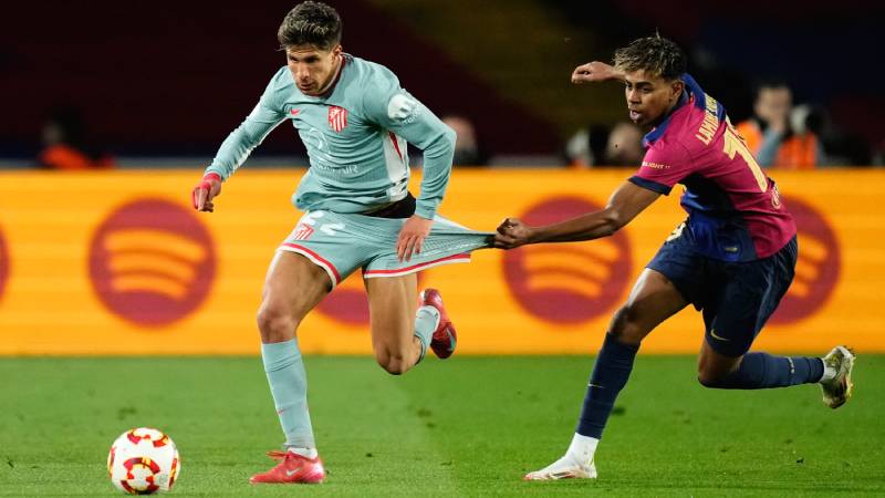 Giuliano Simeone, delantero centro del Atlético de Madrid y Argentina, y Lamine Yamal, extremo derecho de Barcelona y España, compiten por el balón durante el partido de semifinal de la Copa del Rey entre el FC Barcelona y el Atlético de Madrid en el Estadi Olimpic Lluis Companys. Foto: AFP.