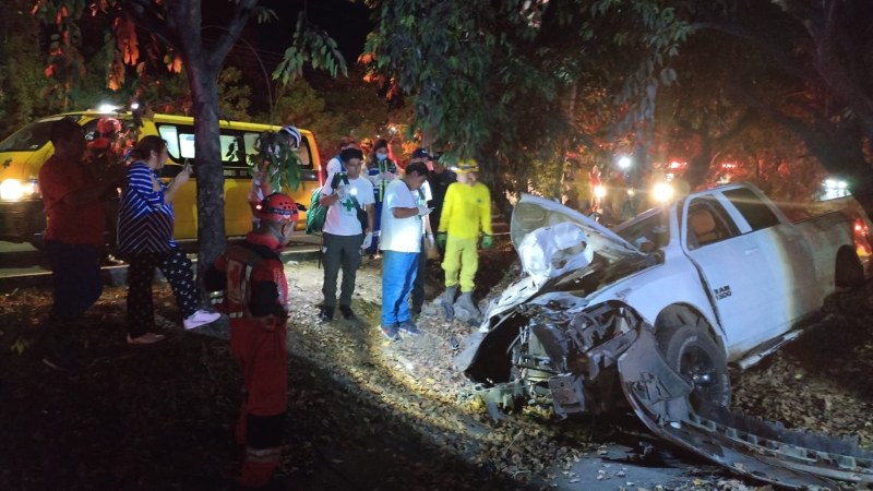 Pick up quedó completamente destruido de la parte delantera tras el choque. Foto EDH / Cortesía Comandos de Salvamento.