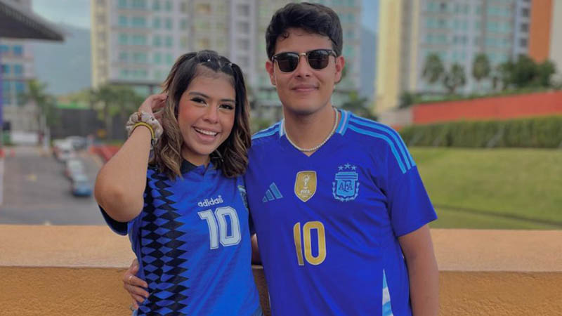 Alexandra Monterroza y Alex Ortiz con la camiseta de la selección de Argentina. Foto: Cortesía Alex Ortiz