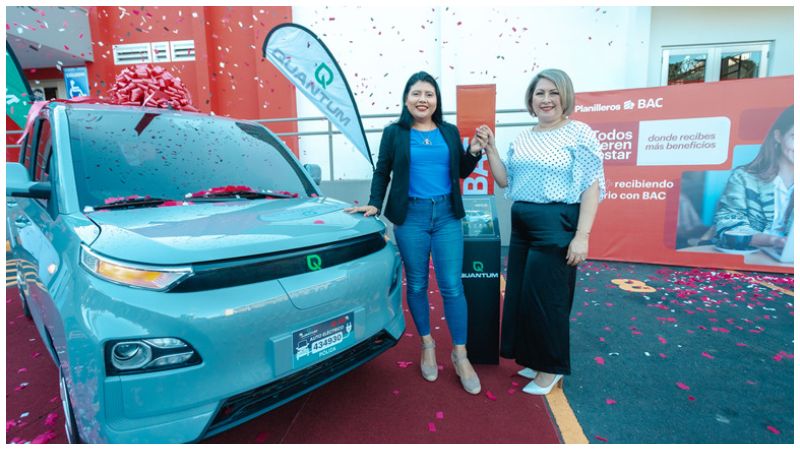 Cindy Patricia Fuentes, ganadora de un automóvil eléctrico gracias a BAC. / 