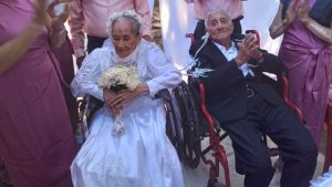 Don Pedro, de 94 años y doña Santos, de 91 años, ambos originarios de Ishuatán y Cuisnahuat. Foto EDH / Gerardo Orellana.