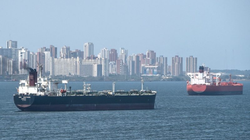 Barcos petroleros navegan por el lago de Maracaibo en Maracaibo. El presidente Donald Trump anunció el 26 de febrero que revertirá las 