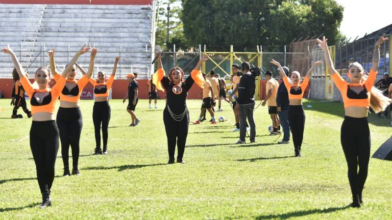 El grupo nacional Las Diosas de la Cumbia puso el ambiente en el Clásico Nacional. Foto: EDH/Miguel Lemus.