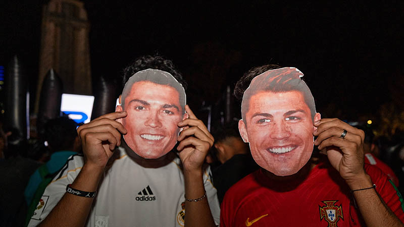 Aficionados salvadoreños portan máscaras con el rostro de Cristiano Ronaldo en la plaza Salvador del Mundo. Foto: Cortesía Julio Portillo