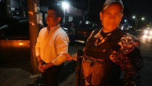 Momento del traslado de Fidel Zavala a la patrulla policial.