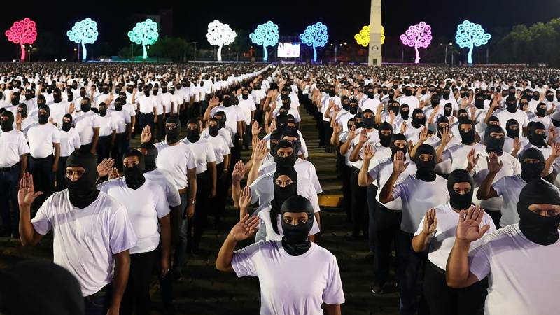 Daniel Ortega juramenta paramilitares