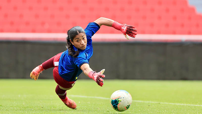 Idalia Serrano de la Selecta Femenina de El Salvador en el calentamiento del partido amistoso disputado en el estadio Rodrigo Paz Delgado de Quito, Ecuador. Foto: Cortesía INDES