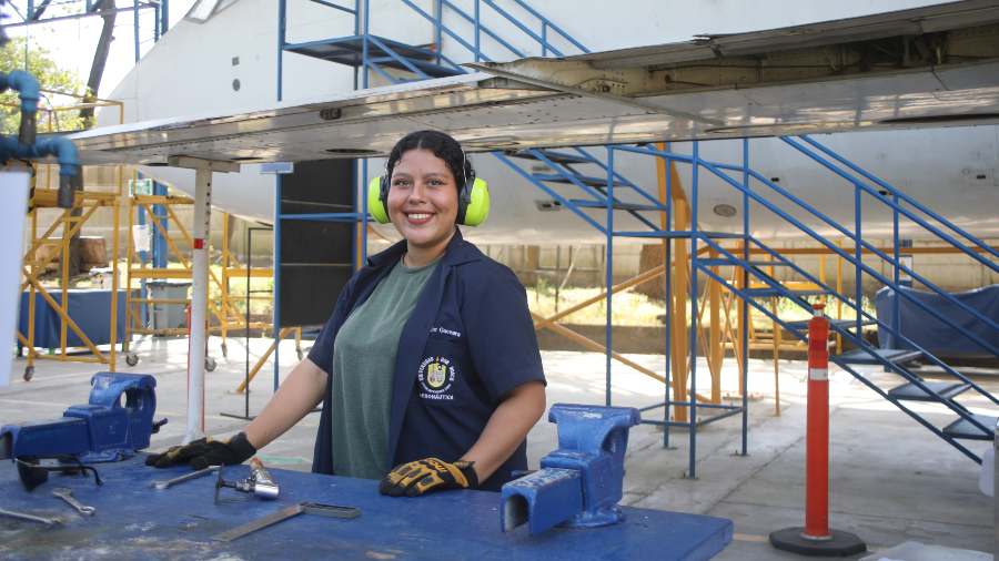 Mediante el Programa de Becas Fundación Calleja, más mujeres acceden a carreras técnicas en
áreas estratégicas como la ciencia y la tecnología. Foto EDH/ Cortesía