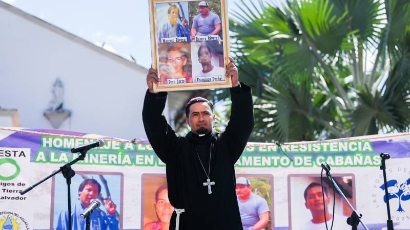 FR-No Minería- Protesta- San Isidro-Carteles- Atrio- Iglesia