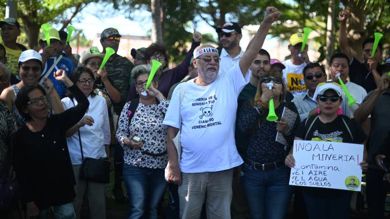 FR-No Minería- Protesta- San Isidro-Carteles- Atrio- Iglesia