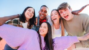 Grupo de amigos divirtiéndose