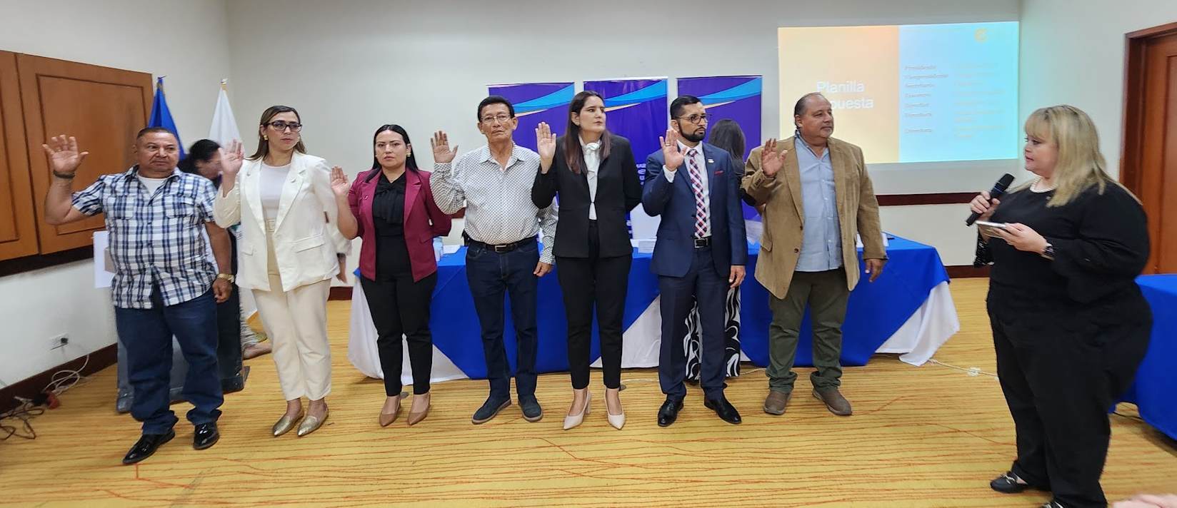 Juramentan nueva directiva de empresarios. / 