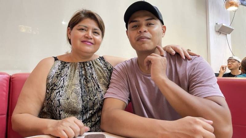 Isaías Natanael González Álvarez, de 22 años, junto a su madre, Vilma Álvarez. El joven fue encontrado muerto el pasado 22 de enero, en El Ranchador, Santa Ana. Su muerte fue registrada como 