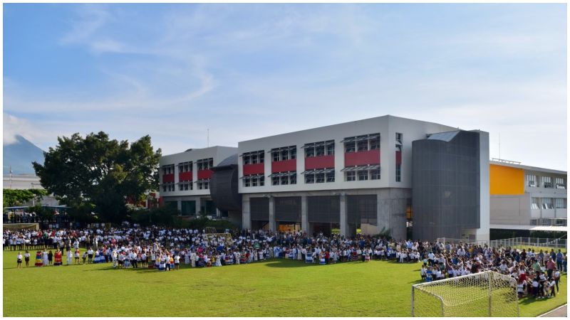 El Liceo Francés de San Salvador es una institución educativa comprometida con la formación integral de sus estudiantes, fomentando el plurilingüismo, la multiculturalidad y el respeto.