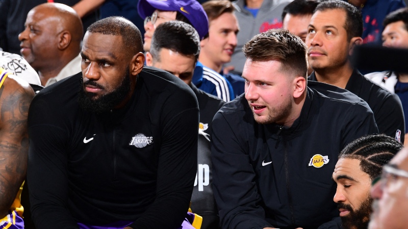 Luka Doncic, la nueva estrella de los Lakers, junto a LeBron James. Foto EDH/AFP.