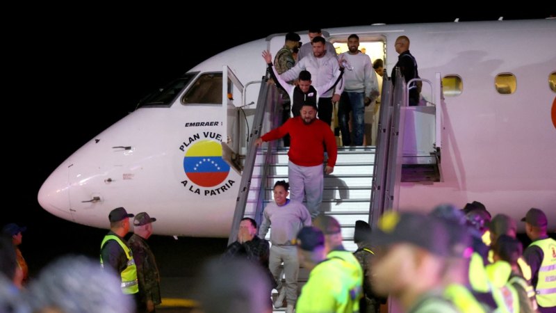Migrantes venezolanos deportados de Estados Unidos llegan al aeropuerto internacional Simón Bolívar en Maiquetía, Venezuela, el 10 de febrero. Venezuela envió dos aviones el 10 de febrero para traer a casi 200 inmigrantes indocumentados de regreso de Estados Unidos. Foto / AFP