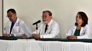 Dr. Iván Solano Leiva (i), Dr. Roberto Montolla Argüello (c) y Dra. Patricia Cativo (d).