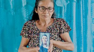 Cuerpo Nota Imagenes Títulos Audios Videos Encuestas Dinamico Salidas EDH100225-012N01 NO-PIE-DE-FOTO :: Editor Web María Lidia muestra una de las últimas fotos que tiene de su hijo antes de ser capturado arbitrariamente en el régimen de excepción, según denuncia