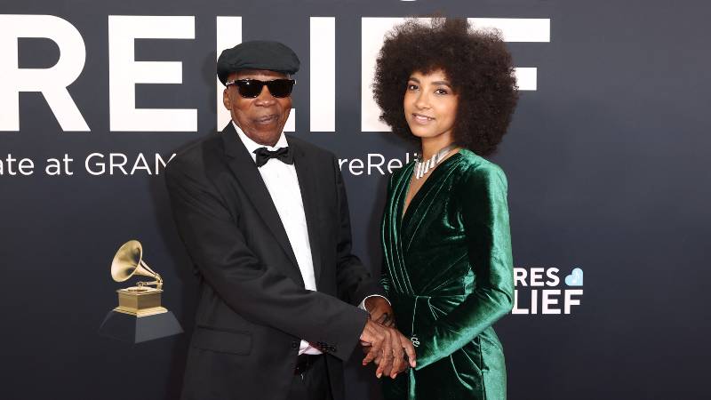 Milton Nascimento y Esperanza Spalding asisten a la 67.ª edición de los premios GRAMMY el 2 de febrero de 2025 en Los Ángeles, California. / 