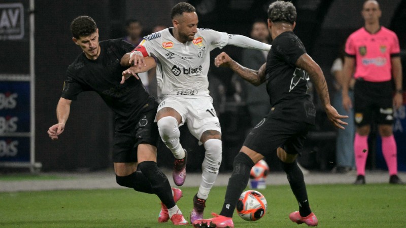 Neymar, de blanco, entre dos rivales del Corinthians. Foto EDH/AFP.