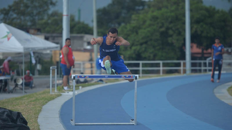 El nacional Pablo Ibáñez salta, durante un entrenamiento. Su fuerte son los 400m con vallas. Foto: EDH Archivo
