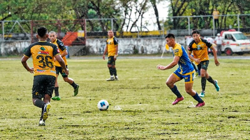 Marvin Hernández Ramos de Municipal Limeno con el balón en jugada ante CD Platense por la fecha 7 del Clausura 2025. Foto: Cortesía Municipal Limeño