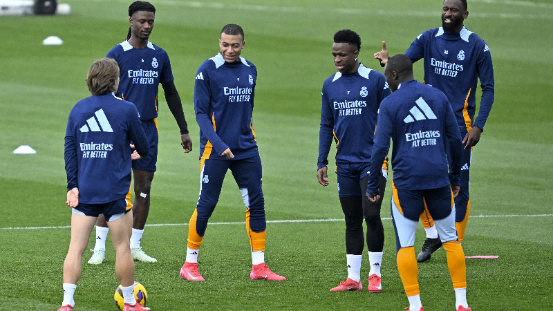 Los jugadores del Real Madrid: Luka Modric (i.), Eduardo Camavinga, Kylian Mbappé, Vinicius Junior y Antonio Rudiger, durante la práctica en Valdebebas. Foto:  EDH AFP