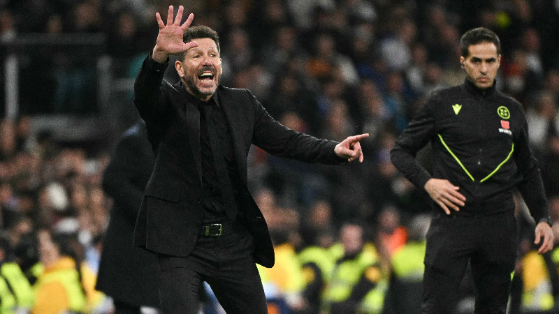 El DT del Atlético, Diego Simeone, en acción ante el Real Madrid, en el derbi. Foto: EDH AFP
