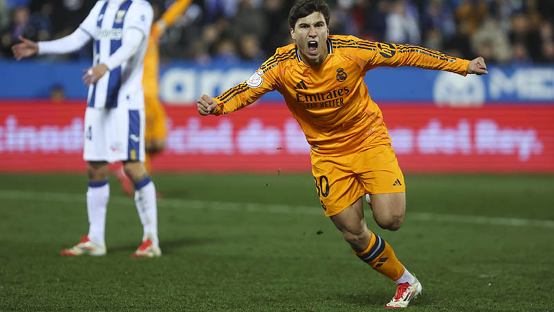 El delantero del Real Madrid Gonzalo García celebra su gol durante el partido de cuartos de final de la Copa del Rey que CD Leganés y Real Madrid disputan este miércoles en el estadio de Butarque. Foto: EFE