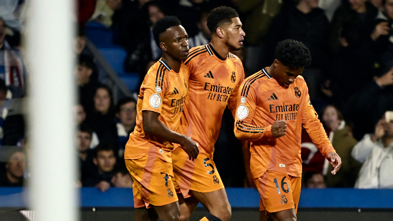 Juntos es mejor. El festejo del delantero brasileño Endrick (d.), con Vinicius Junior (i.) y Jude Bellingham, en el partido de semifinales de Copa del Rey ante la Real Sociedad. Foto: EDH/AFP