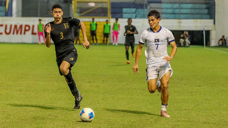 Brandon Ramírez de la Selecta Sub-17 de El Salvador en un partido amistoso ante Honduras en el estadio Francisco Morazán de San Pedro Sula. Foto: Cortesía La Selecta | FESFUT