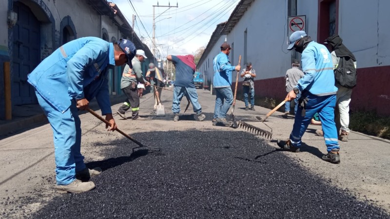 La alcaldía de Sonsonate Centro ha iniciado un plan de bacheo a pesar de los pocos recursos con los que cuenta. / 