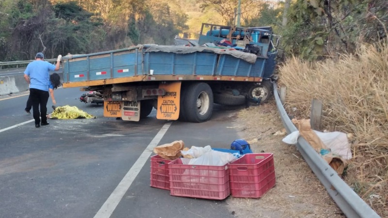 El hecho ocurrió cuando, presuntamente, el conductor de la motocicleta no se percató que el camión cubría parte de los carriles que de San Salvador conduce hacia Sonsonate. / 
