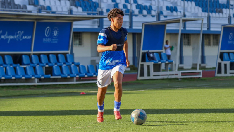 La Sub 17, en entrenamiento en Las Delicias. 
Foto: Cortesía Fesfut/LaSelecta