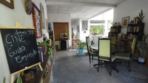 Ubuntu es ideal para estudiantes de la UES que buscan un lugar diferente para hacer tareas, estudiar o disfrutar de un café. | Foto: EDH / Menly González