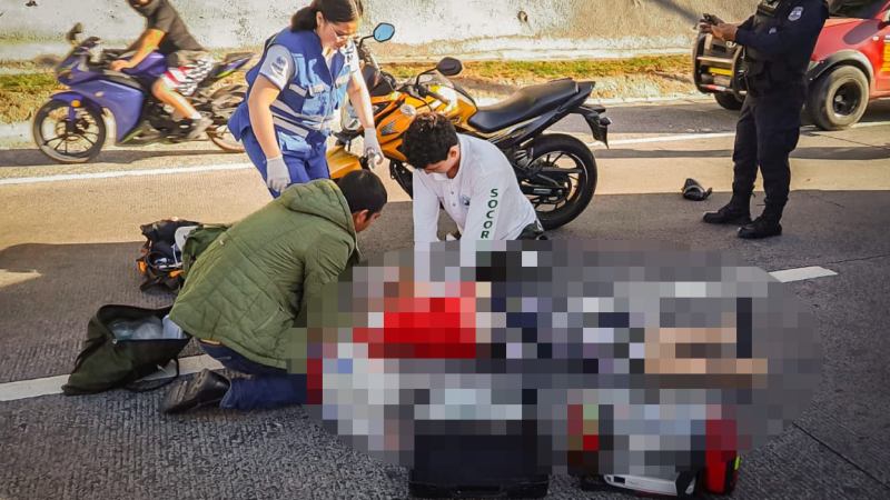 Socorristas intentaron auxiliar a Candelaria, pero murió y su cuerpo sin vida quedó en la carretera. Foto EDH / Cortesía.